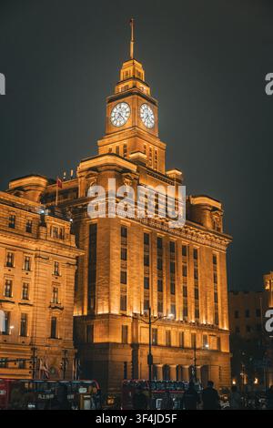 Tour d'horloge ornée brillant d'or la nuit, promenade riveraine du Bund, Shanghai, Chine Banque D'Images