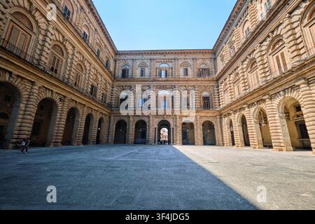 Florence, Italie - Mai 2026 : Vue en perspective large de la cour Ammannati Cortile dell Ammannati au Palazzo Pitti. Banque D'Images