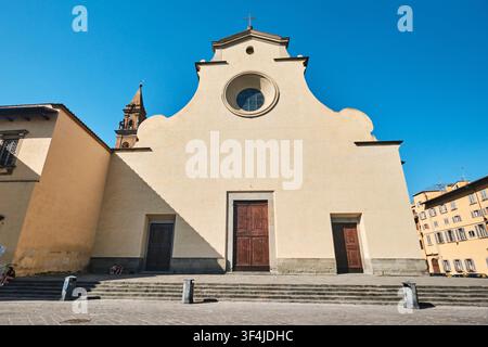 Florence, Italie - Mai 2026 : Vue frontale de la façade historique de la Basilique di Santo Spirito sur la Piazza Santo Spirito Banque D'Images