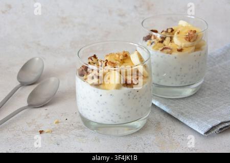 Pudding au chia avec tranches de banane et noix dans des verres, vue avant Banque D'Images