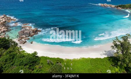Paysage tropical avec une belle plage de sable et une mer bleue. Anse Cocos. Seychelles, La Digue. Banque D'Images