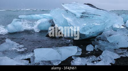 Close-up de glace bleue éclatée d'un iceberg en train de fondre à la plage de diamant en Islande Banque D'Images