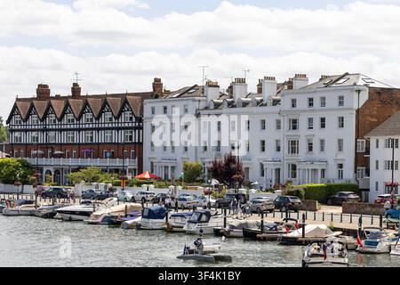 Quais de Henley-on-Thames avec des bateaux amarrés et des bâtiments historiques au bord de la rivière, Oxfordshire, Royaume-Uni. Banque D'Images