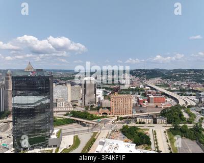 Pittsburgh, États-Unis - 26 juillet 2026 : Vue aérienne de la ligne d'horizon du centre-ville mettant en vedette le FNB Financial Center, des gratte-ciel modernes, des bâtiments historiques Banque D'Images