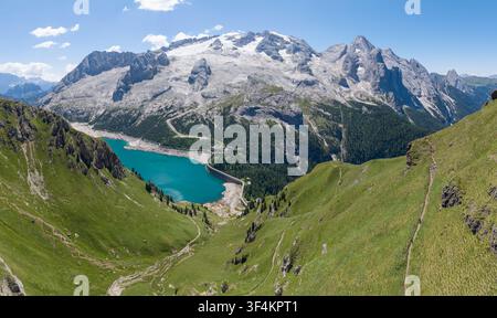 Vue aérienne du lac de Fedaia et du glacier du Marmolada dans les Dolomites, Italie. Banque D'Images