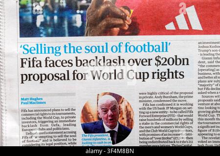 Gianni Infantino «Vendant l'âme du football» La Fifa fait face à des critiques concernant une proposition de 20 milliards de dollars pour les droits de la Coupe du monde – titre du journal The Guardian, juillet 2026, Royaume-Uni Banque D'Images