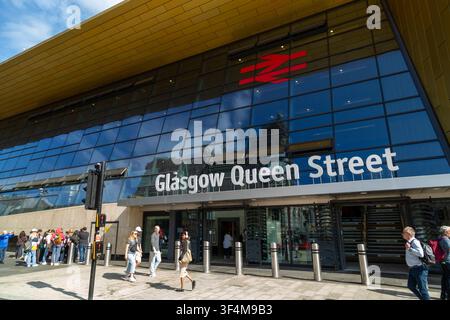 Devant la gare de Glasgow Queen Street, Glasgow, Écosse, Royaume-Uni Banque D'Images