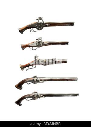 Groupe d'armes à feu anciennes, pistolets à rouet isolés sur fond blanc avec chemin de découpage Banque D'Images