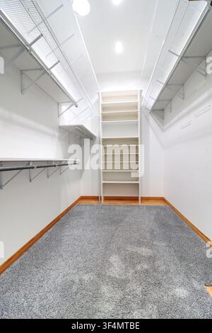 Vestiaire moderne spacieux et organisé Banque D'Images