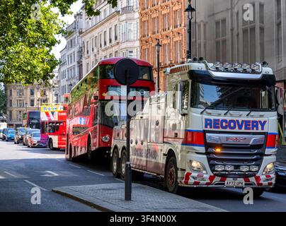 Londres, Royaume-Uni, 29 juillet 2026. Bus TFL de Londres en cours de récupération après une panne dans Cockspur Street, au centre de Londres. Credit : Ian Humphreys/Alamy Live News Banque D'Images