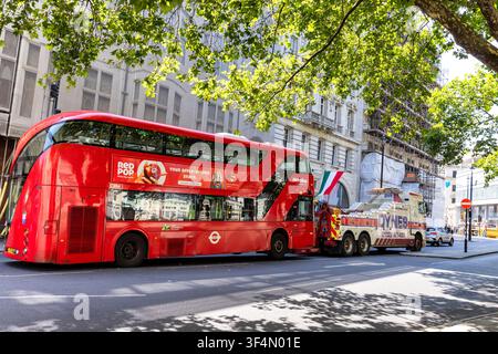 Londres, Royaume-Uni, 29 juillet 2026. Bus TFL de Londres en cours de récupération après une panne dans Cockspur Street, au centre de Londres. Credit : Ian Humphreys/Alamy Live News Banque D'Images