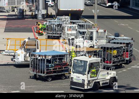 PRAGUE, RÉPUBLIQUE TCHÈQUE, 25 JUIN 2026, Véhicules de manutention des bagages et chariots à bagages sur le tarmac de l'aéroport de Prague Banque D'Images