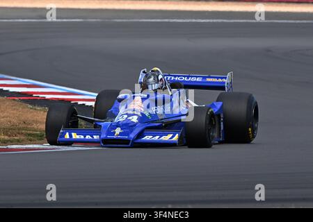 Michael Lyons, Hesketh 308E, GP Icons, voitures de course F1 de 3 litres des années 1966 à 1985, quatre classes ; A-voitures concourant avant fin 1982, B-Après 19 Banque D'Images