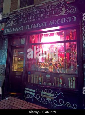 La Last Tuesday Society et le musée des curiosités Viktor Wynd illuminés en violet la nuit sur Mare Street, Hackney, East London. Banque D'Images