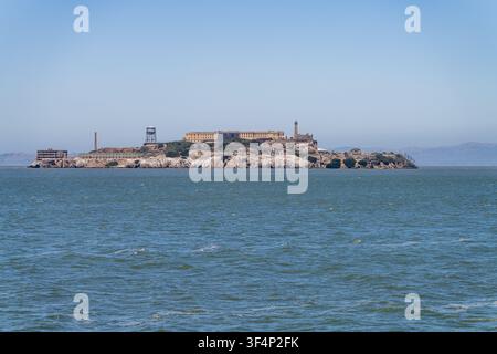 Une vue emblématique du pénitencier fédéral historique situé sur l'île d'Alcatraz au milieu des eaux de la baie de San Francisco en Californie. Banque D'Images