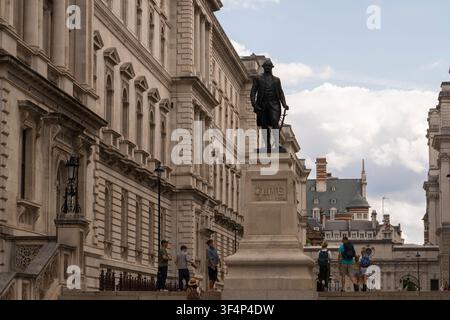Statue de Clive de l'Inde et piétons sur les marches de King Charles Street près des Churchill War Rooms à Londres. Banque D'Images