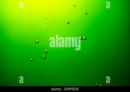 Liquide vert présentant des bulles d'air flottantes créant un motif et une texture abstraits Banque D'Images