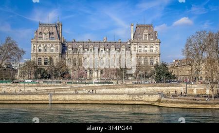 Paris, France, 25 mars 2025, Hotel de Ville, l’hôtel de ville de la capitale au bord de la Seine dans le 4e arrondissement Banque D'Images