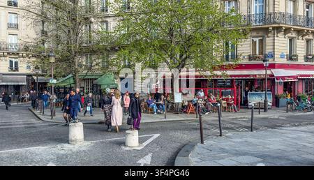 Paris, France, 25 mars 2025, scène urbaine sur la rue Jean du Bellay située sur l'île Saint-Louis dans le 4e arrondissement Banque D'Images
