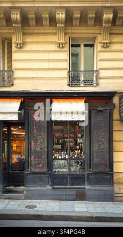 Paris, France, 25 mars 2025, gros plan de Le Saint-Regis, une brasserie située rue Jean du Bellay sur l'île Saint-Louis dans le 4e arrondissement Banque D'Images