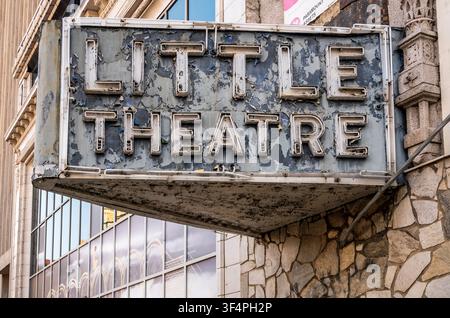 Newark, NJ - États-Unis - 26 juil. 2026 L’enseigne au néon emblématique et patinée pour le "Little Theatre" historique suspendue au-dessus d’un magasin classique en pierre et verre Banque D'Images
