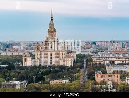 Vue matinale du bâtiment principal de l'Université d'État de Moscou au-dessus de la ligne d'horizon de Moscou City Banque D'Images