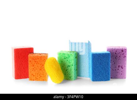 Assortiment d'éponges et de brosses de nettoyage colorées pour les tâches ménagères et le lave-vaisselle de cuisine, isolées sur un fond blanc Banque D'Images