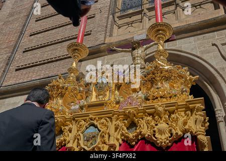 Trompettiste en capirote rouge et tunique violette pendant la procession de l'Hermandad de Los Gitanos. Grenade, Andalousie, Espagne, 1er avril 2026. Banque D'Images