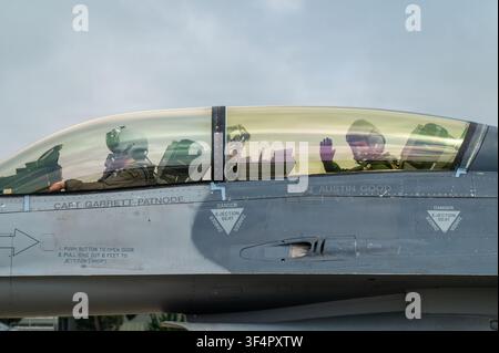 Le lieutenant-général Keita Funakura de la Force aérienne d'autodéfense du Japon, commandant de la Force de défense aérienne du Nord, se prépare à un vol de familiarisation dans un F-16 Fighting Falcon de l'US Air Force avec le colonel Jeromy Guinther, commandant du 35e groupe d'opérations, à la base aérienne de Misawa, au Japon, le 27 juillet 2026, dans le cadre de sa visite d'adieu avant de partir pour sa prochaine affectation. Banque D'Images