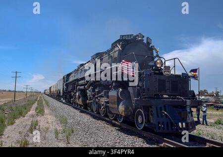 Big Boy No. 4014 passe à toute vitesse près d'un passage à niveau près de Fort Luptin, CO, le 29 juillet 2026, lors d'une tournée de côte à côte pour le 250e anniversaire des États-Unis. Banque D'Images