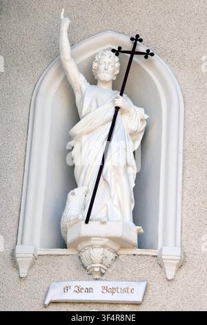 Chapelle du sanctuaire de la Bénite Fontaine. Statue de saint Jean-Baptiste tenant une croix et un agneau. Banque D'Images