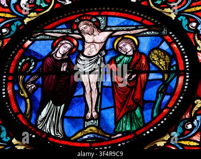 Église Notre-Dame. Vitrail représentant la crucifixion de Jésus avec la Vierge Marie et saint Jean. Œuvre d'art vitrail religieux. Banque D'Images