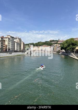 Vue panoramique de la ville et de la rivière de Lyon, France, montrant le paysage urbain historique par une journée d'été. Banque D'Images