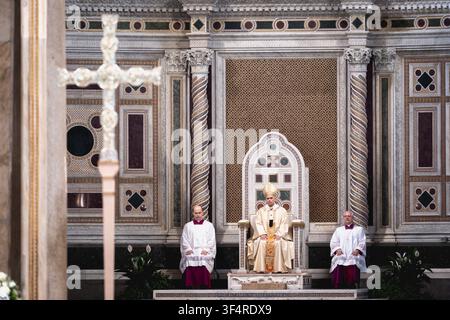 Le pape Léon XIV préside une messe à l'archibasilique Saint-Jean-de-Lateran à Rome, le 9 novembre 2025. Banque D'Images