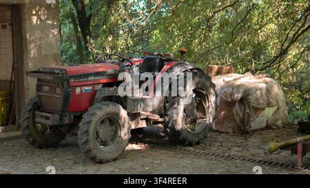 Tracteur Massey Ferguson 354S garé dans un parc municipal à Porto, Portugal Banque D'Images