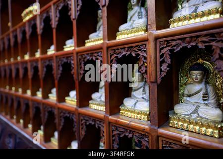 Pagode Van Phat, ou Temple des 1 000 Bouddhas. Statues de Bouddha en méditation, disposées dans des niches en bois sculpté. Ces représentations symbolisent la paix a Banque D'Images