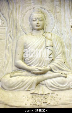 Pagode de Bai Dinh. Une sculpture en bas-relief représentant le Bouddha en méditation, en position du lotus, les mains en mudra dhyana. Éveil spirituel Banque D'Images