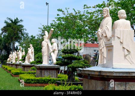 Basilique de Phu Nai. Une série de statues représente les Stations du Chemin de Croix. Ces représentations artistiques illustrent la Passion du Christ. Phu Nai. Banque D'Images