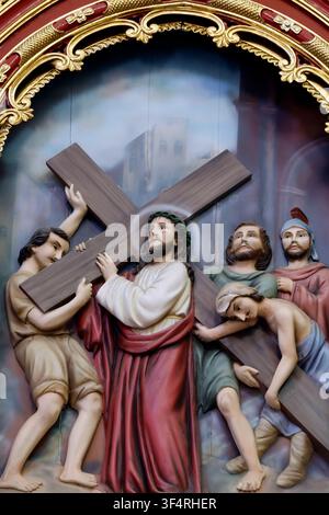 Basilique de Phu Nai. Les Stations du Chemin de Croix. Jésus portant sa croix vers le Golgotha, un moment décisif dans la Passion du Christ. Phu Nai. Vietnam. Banque D'Images
