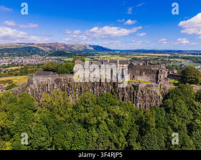 Une vue aérienne du château de Stirling, une forteresse historique majeure située à Stirling, en Écosse. Banque D'Images