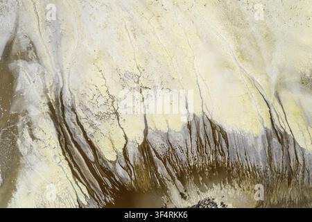 Vue aérienne du lac Tyrrell, montrant des motifs de sel complexes, des dépôts minéraux et des formations terrestres texturées dans le lit sec du lac de Buloke Shire, Victoria Banque D'Images