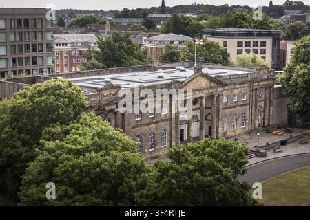 Vue aérienne du musée du château de York avec son architecture néoclassique, les arbres luxuriants environnants et le paysage urbain de la ville de York, en Angleterre, Royaume-Uni. Banque D'Images