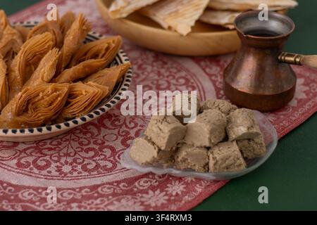 Halva, sucreries orientales. Nourriture sur la table. Banque D'Images