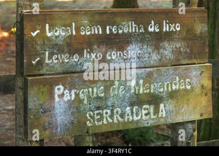 Panneau en bois rustique à l'aire de pique-nique de Serradela au Portugal rappelant aux visiteurs d'emporter leurs déchets chez eux pour protéger la nature. Banque D'Images