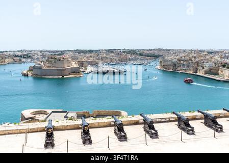 Valletta, Malte – 20 mai 2025 : Grand Harbour à Valletta, Malte, vu depuis les Upper Barrakka Gardens en direction du Fort St Angelo Banque D'Images