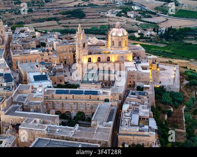 Vue par drone de la ville fortifiée historique de Mdina au coucher du soleil Banque D'Images