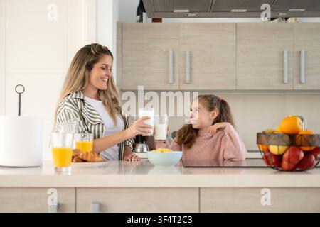 Mère et fille profitant ensemble du petit-déjeuner à la maison Banque D'Images