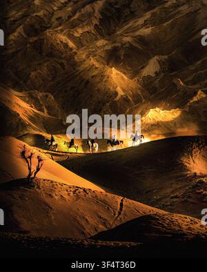 Cavaliers traversant la Mer de Sable au lever du soleil au mont Bromo, parc national de Bromo Tengger Semeru, Java oriental, Indonésie. Banque D'Images