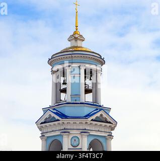 Le clocher d'une église orthodoxe époustouflante s'élève majestueusement contre un ciel dégagé, mettant en valeur sa belle architecture et sa croix dorée au sommet Banque D'Images