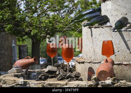 Fontaine de vin avec des boissons rouges dans des verres, provenant de bouteilles qui coulent sur la maçonnerie, fontaine avec des bouteilles de vin remplissant des verres, Domaine viticole Milestii Mici, Milestii Banque D'Images